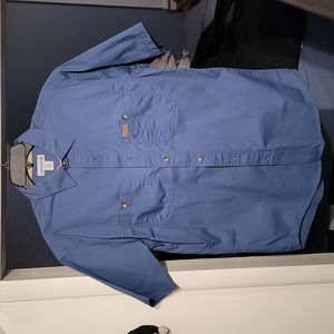 CARHARTT mens short sleeve blue shirt with (2) front pockets.